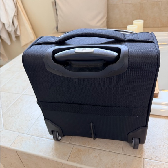 Swiss gear carryon roller bag like new - Picture 4 of 8